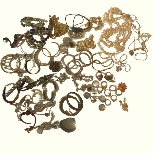 Vintage Mixed Jewelry Bundle Reseller Lot. Beautiful Pieces With Lots of Sparkle - Picture 2 of 6